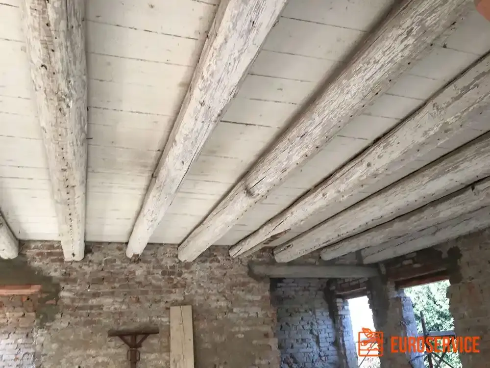 Sabbiatura e verniciatura del legno – fase di cantiere 2