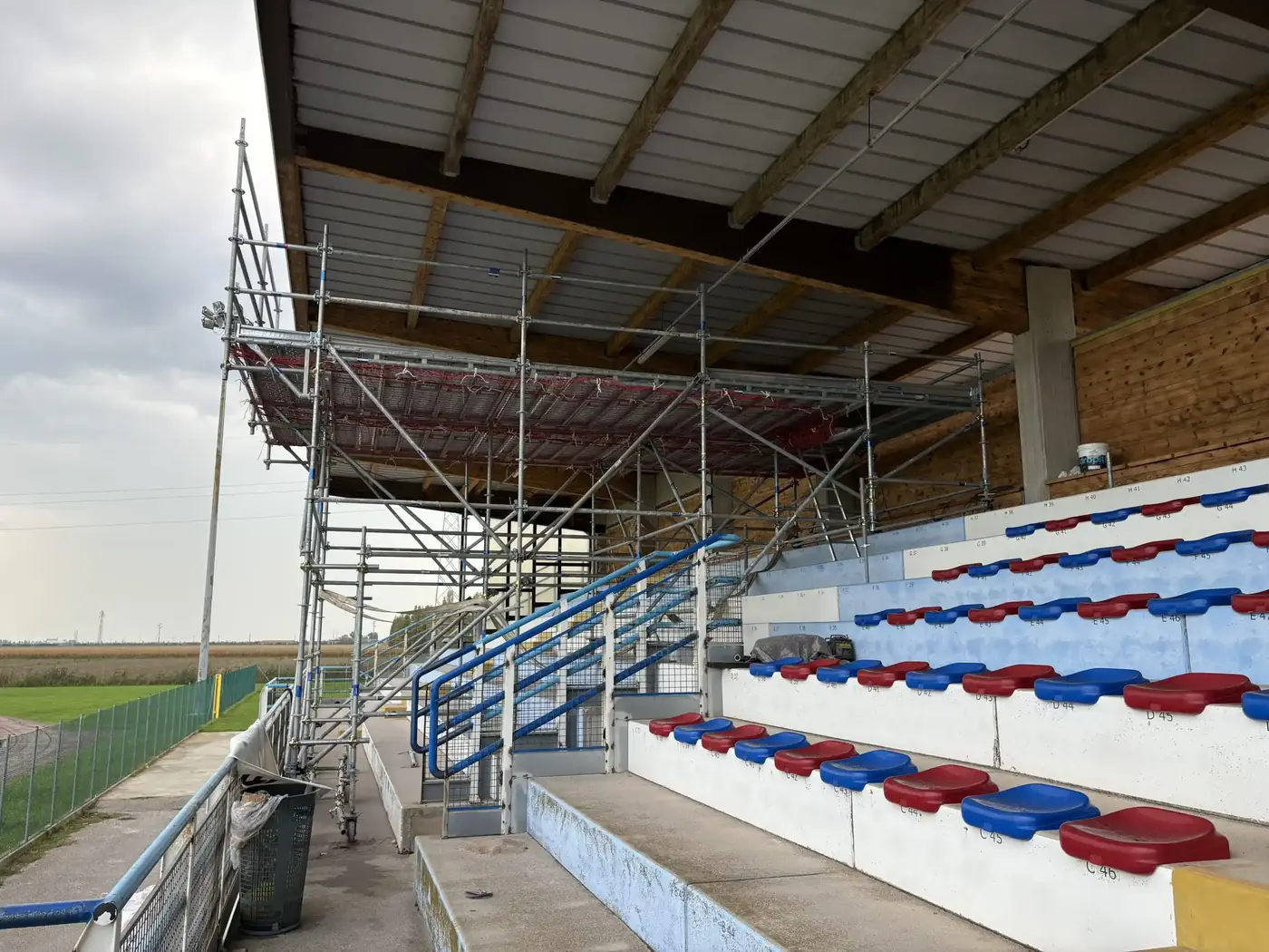 Verniciatura del legno della Tribuna di Campo Cavallari – fase di cantiere 2