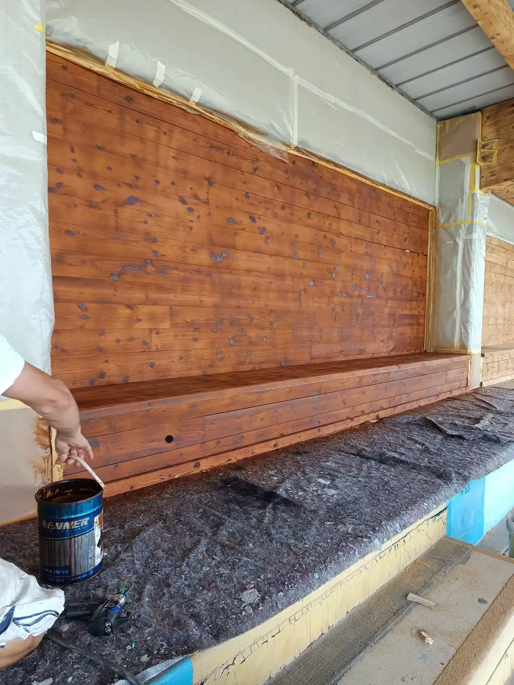 Verniciatura del legno della Tribuna di Campo Cavallari – fase di cantiere 6